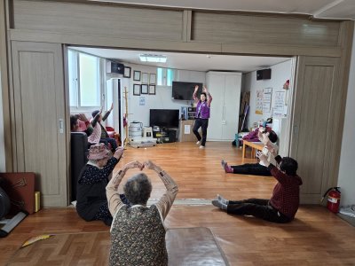 [청주지부] 노인정 봉사활동(치매예방 그림 만들기)